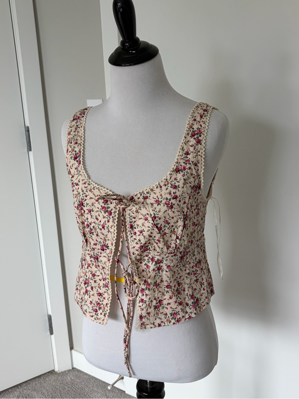 Selfie Leslie Cream Floral Tie-Front Cropped Camisole